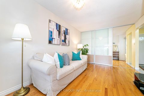 Photo 6 at 61 Mabley Crescent, Lakeview Estates, Vaughan