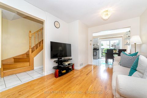 Photo 7 at 61 Mabley Crescent, Lakeview Estates, Vaughan