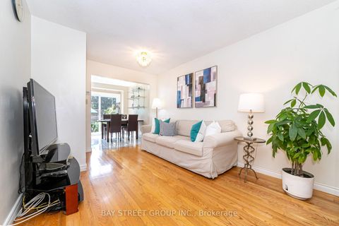 Photo 8 at 61 Mabley Crescent, Lakeview Estates, Vaughan