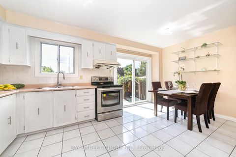 Photo 10 at 61 Mabley Crescent, Lakeview Estates, Vaughan