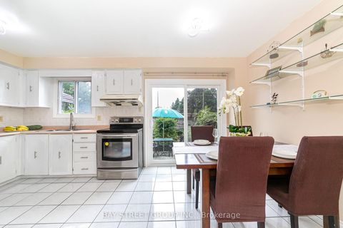 Photo 11 at 61 Mabley Crescent, Lakeview Estates, Vaughan