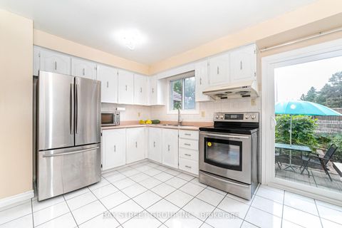 Photo 12 at 61 Mabley Crescent, Lakeview Estates, Vaughan