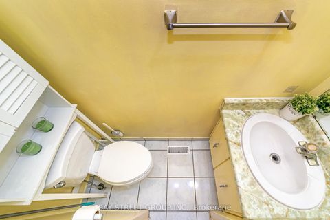 Photo 14 at 61 Mabley Crescent, Lakeview Estates, Vaughan