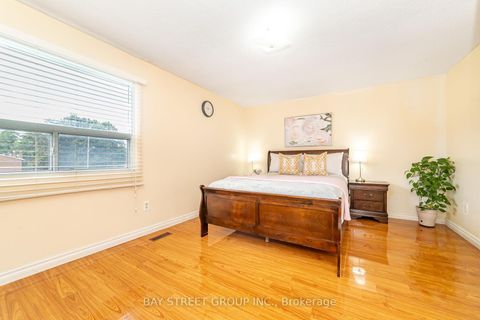 Photo 15 at 61 Mabley Crescent, Lakeview Estates, Vaughan