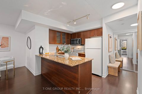 Photo 6 at 605 - 761 Bay Street, Bay Street Corridor, Toronto