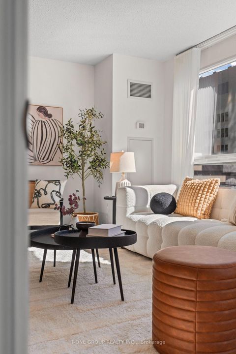 Photo 11 at 605 - 761 Bay Street, Bay Street Corridor, Toronto