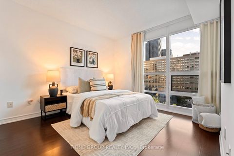 Photo 14 at 605 - 761 Bay Street, Bay Street Corridor, Toronto