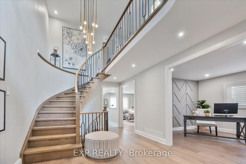 Photo 5 at 10 Stratford Drive, Doncrest, Richmond Hill