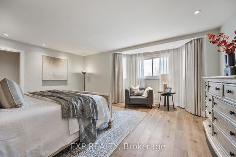 Photo 21 at 10 Stratford Drive, Doncrest, Richmond Hill