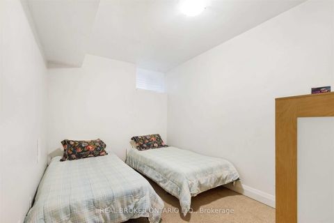 Photo 23 at 499 Palmerston Boulevard, Little Italy, Toronto