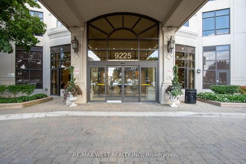 Photo 4 at 916 - 9225 Jane Street, Maple, Vaughan