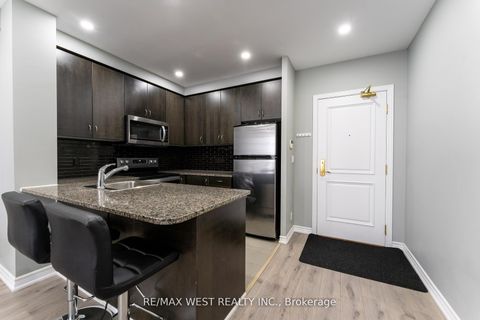 Photo 8 at 916 - 9225 Jane Street, Maple, Vaughan