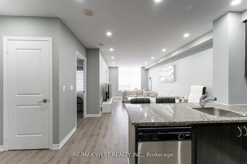 Photo 10 at 916 - 9225 Jane Street, Maple, Vaughan