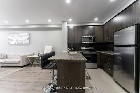 Photo 11 at 916 - 9225 Jane Street, Maple, Vaughan