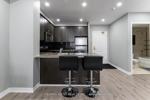 Photo 12 at 916 - 9225 Jane Street, Maple, Vaughan