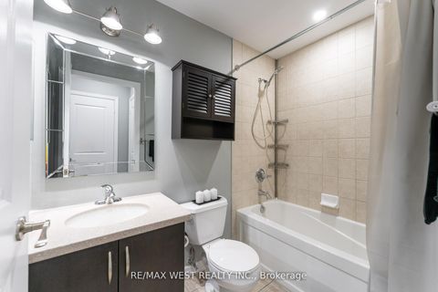 Photo 13 at 916 - 9225 Jane Street, Maple, Vaughan