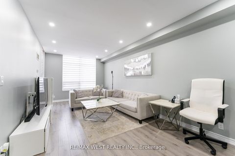 Photo 14 at 916 - 9225 Jane Street, Maple, Vaughan