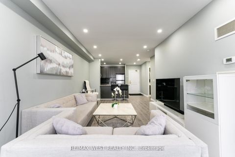 Photo 15 at 916 - 9225 Jane Street, Maple, Vaughan