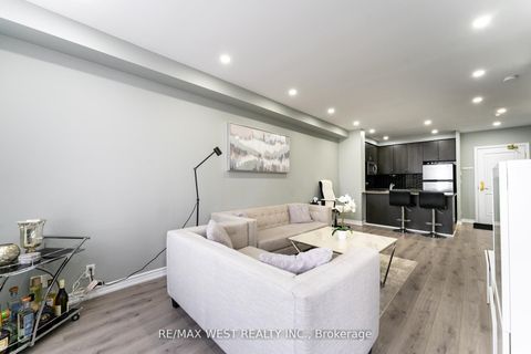 Photo 16 at 916 - 9225 Jane Street, Maple, Vaughan