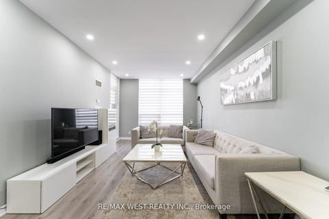 Photo 17 at 916 - 9225 Jane Street, Maple, Vaughan