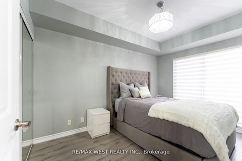 Photo 18 at 916 - 9225 Jane Street, Maple, Vaughan