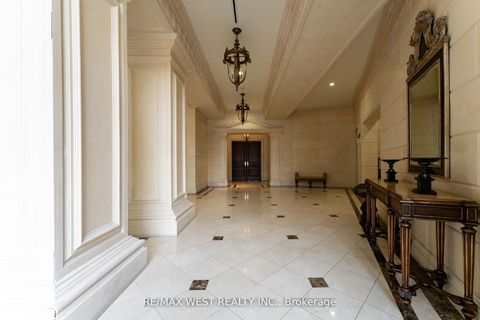 Photo 36 at 916 - 9225 Jane Street, Maple, Vaughan