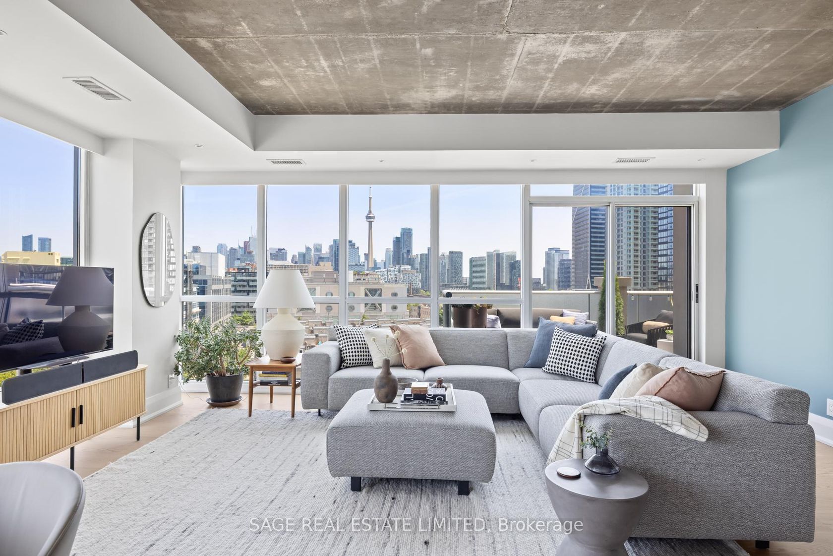 912 - 1 Shaw Street, Niagara, Toronto 