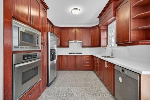 Photo 12 at 94 Destino Crescent, Vellore Village, Vaughan