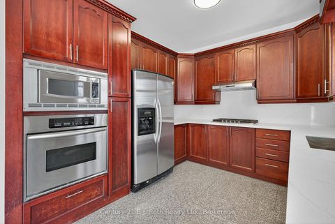 Photo 14 at 94 Destino Crescent, Vellore Village, Vaughan