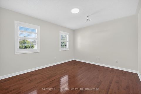 Photo 17 at 94 Destino Crescent, Vellore Village, Vaughan