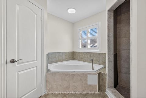 Photo 25 at 94 Destino Crescent, Vellore Village, Vaughan