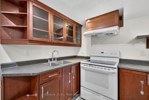 Photo 30 at 94 Destino Crescent, Vellore Village, Vaughan