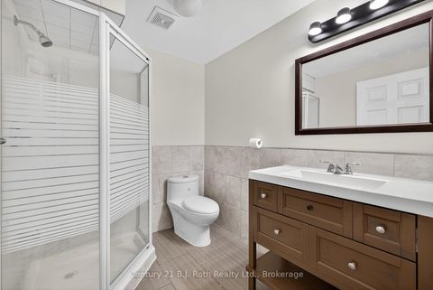 Photo 32 at 94 Destino Crescent, Vellore Village, Vaughan
