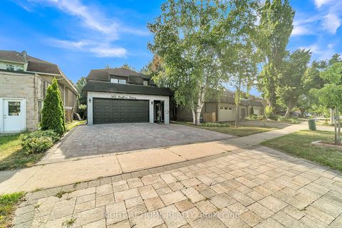 Photo 3 at 302 Mullen Drive, Brownridge, Vaughan