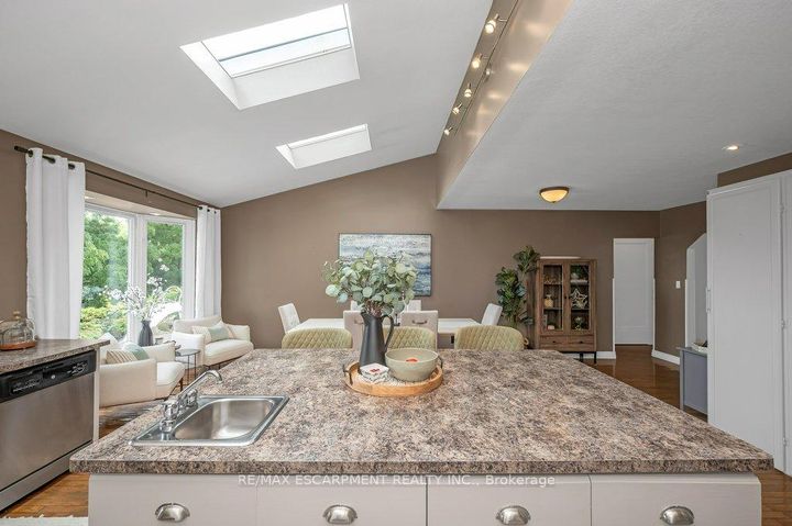 Photo 9 at 480 Mohawk Road W, Westcliffe, Hamilton