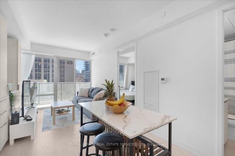 Photo 5 at 911 - 501 Yonge Street, Yonge Corridor, Toronto Photo 5 at 911 - 501 Yonge Street, Yonge Corridor, Toronto