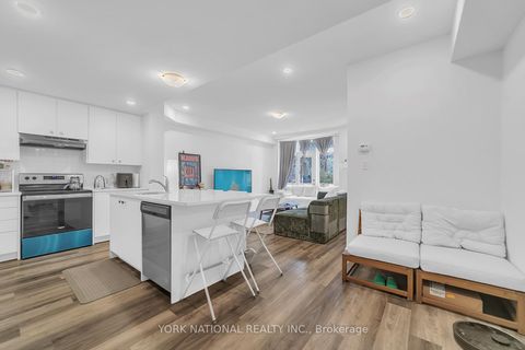 Photo 10 at 10 - 3 Bond Crescent, Oak Ridges, Richmond Hill