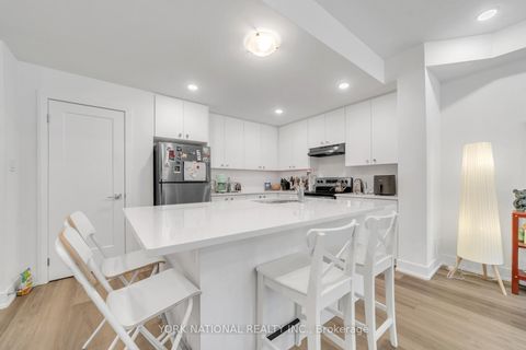 Photo 12 at 10 - 3 Bond Crescent, Oak Ridges, Richmond Hill