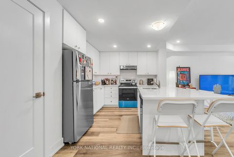 Photo 13 at 10 - 3 Bond Crescent, Oak Ridges, Richmond Hill