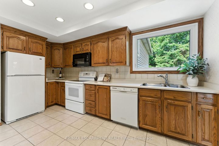 Photo 10 at 51 Pleasant Avenue, Dundas, Hamilton