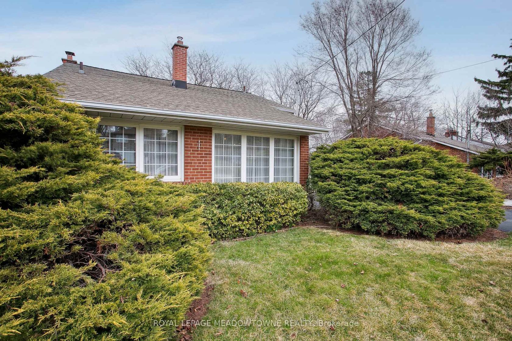 123 Vista Drive, Streetsville, Mississauga by Loree Meneguzzi Real Estate 123 Vista Drive, Streetsville, Mississauga