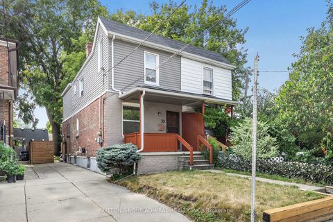Photo 1 at 30 Everett Crescent, Lumsden, Toronto