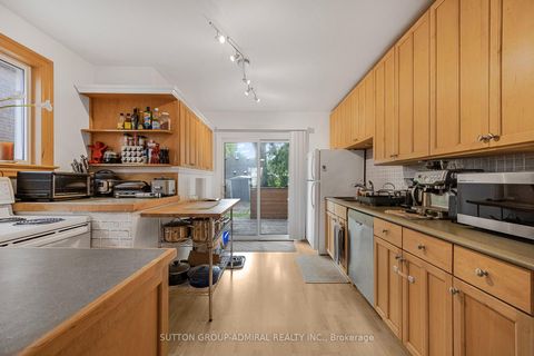 Photo 7 at 30 Everett Crescent, Lumsden, Toronto