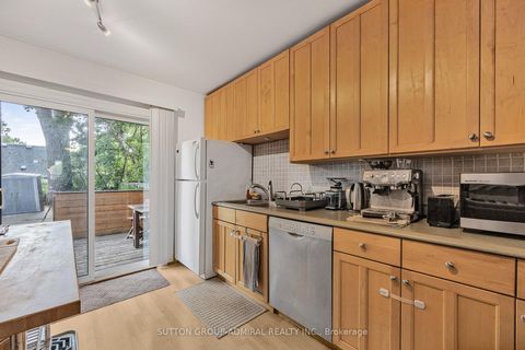 Photo 9 at 30 Everett Crescent, Lumsden, Toronto