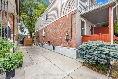 Photo 25 at 30 Everett Crescent, Lumsden, Toronto