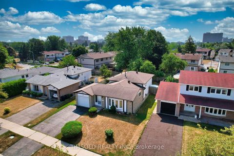 Photo 2 at 6 Lofthouse Square, L'Amoreaux, Toronto