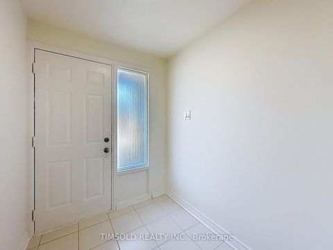 Photo 3 at 6 Lofthouse Square, L'Amoreaux, Toronto
