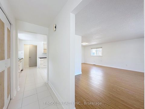 Photo 4 at 6 Lofthouse Square, L'Amoreaux, Toronto