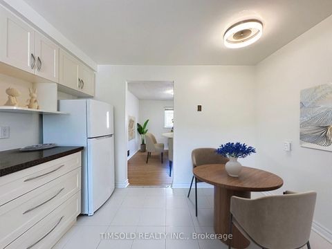 Photo 13 at 6 Lofthouse Square, L'Amoreaux, Toronto