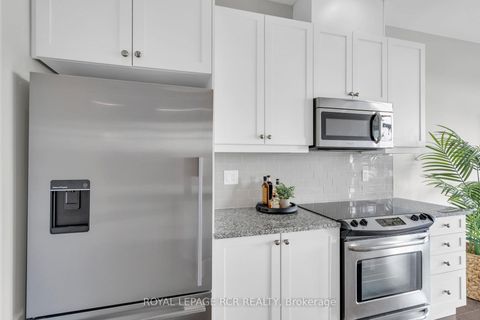Photo 5 at 409 - 15277 Yonge Street, Aurora Village, Aurora